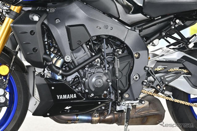 ヤマハ MT-10 SP。エンジンはMotoGPマシンの技術がフィードバックされた、クロスプレーンクランクを採用した並列4気筒。YZF-R1よりもクランクの慣性を増やして一般道で扱いやすい特性としている。11,500rpmで166psを発揮する