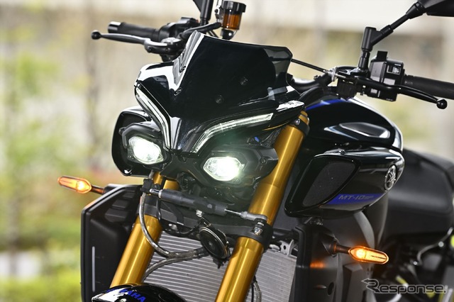 ヤマハ MT-10 SP。特徴的なフロントマスク。フロントフォークマウントでなくフレームマウントのため、ハンドリングの軽さにも貢献