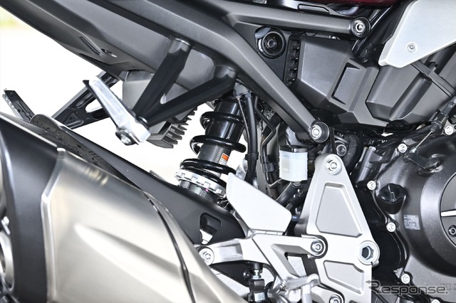 ホンダ CB1000R。リヤサスはリンクを持たないカンチレバー式。伸び側減衰力とプリロードを調整可能