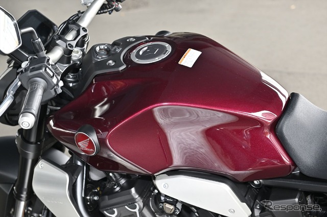 ホンダ CB1000R。複雑な造形のスチール製タンク。溶接箇所が見えないシームレスな仕上げで、これもホンダの技術力の高さ。容量は16リットル