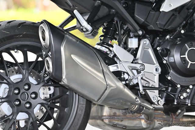 ホンダ CB1000R。マフラーは1本のサイレンサーに2箇所出口のある独特のデザインを採用