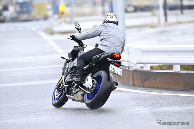 ヤマハ MT-10 SP。ウエット路面ではスライドコントロールを巧み介入させてくる