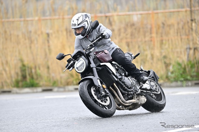 ホンダ CB1000R。身長165cmでもフィットするポジション。CB1300シリーズの巨体を征服する走りとは対極にあるCBだ