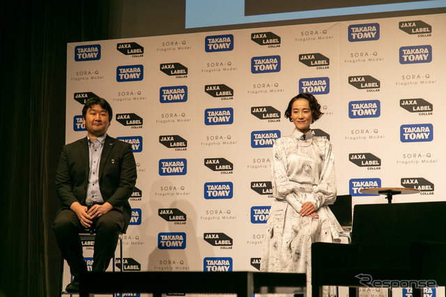 タカラトミー、アライアンスキャラクター事業部の赤木謙介部長(向かって左)