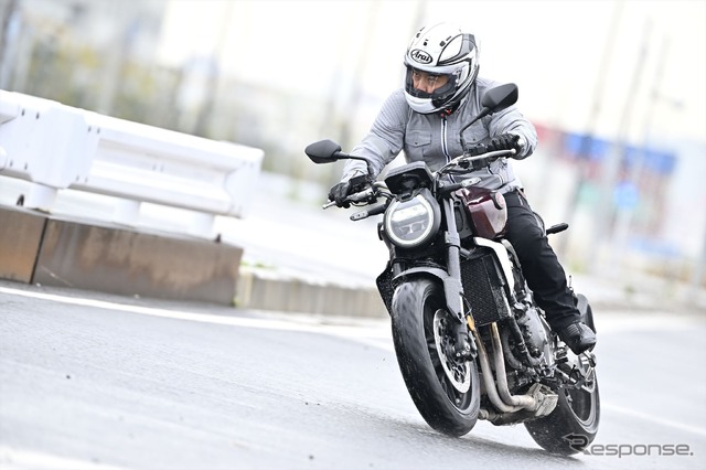 ホンダ CB1000R。身長165cmでもフィットするポジション。CB1300シリーズの巨体を征服する走りとは対極にあるCBだ