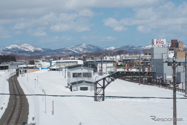 南側から見た倶知安駅の構内。汚染土壌が発見されたのはこの右手の模様。2022年4月2日。