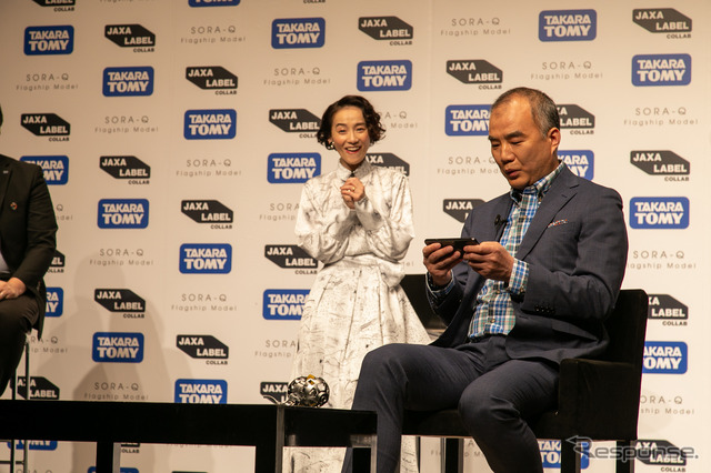 発表会ゲストの篠原ともえさん(向かって左)と野口聡一さん