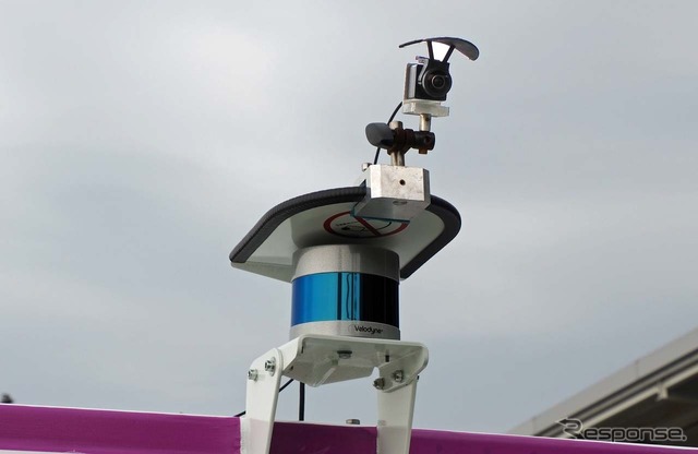 ルーフにはベロダイン社製3D-LiDARと安全監視用のカメラを装着