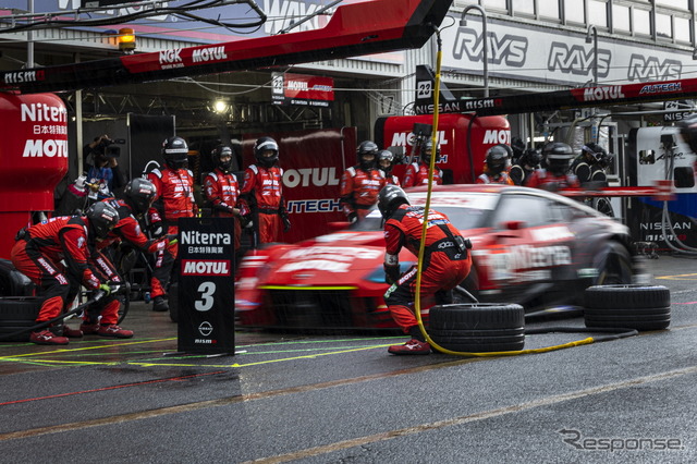 勝負の決め手となったピットストップの様子。写真は#3 Niterra MOTUL Z