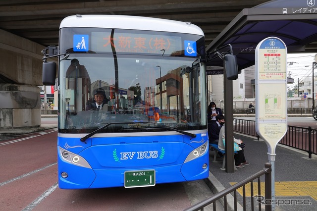 EVバス、金沢文庫駅西口バス停 停車時の様子