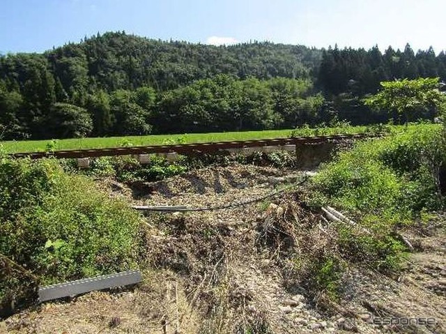 豪雨からまもない花輪線・末広～土深井（どぶかい）間の被災現場。