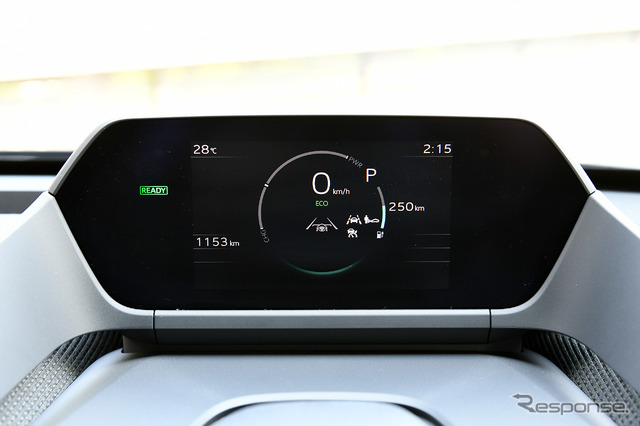 トヨタ bZ4Xのメーター。従来は電池残量のパーセント(%)表示がなかった。
