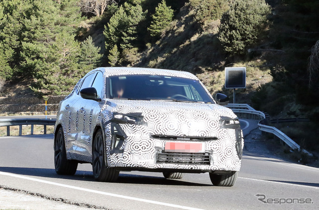 新型「アヴァンタイム」の可能性があるルノーの新型クーペSUVプロトタイプ(スクープ写真)