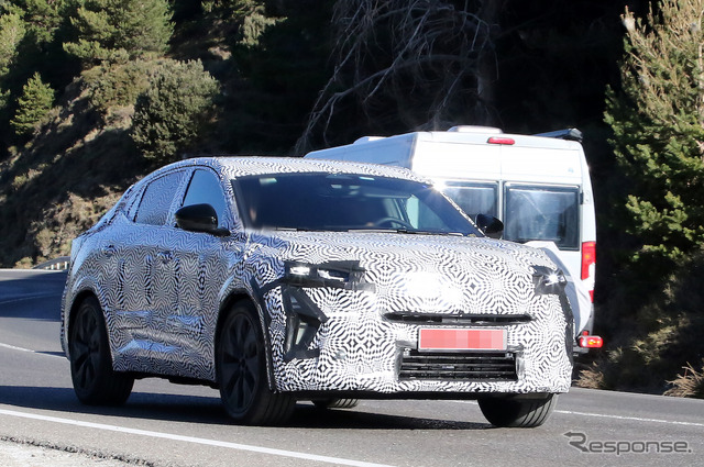 新型「アヴァンタイム」の可能性があるルノーの新型クーペSUVプロトタイプ(スクープ写真)