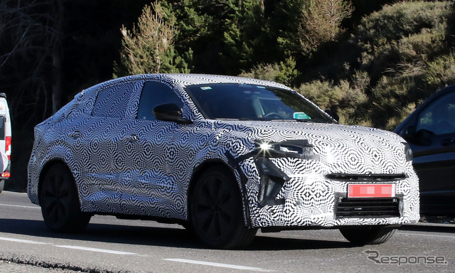 新型「アヴァンタイム」の可能性があるルノーの新型クーペSUVプロトタイプ(スクープ写真)