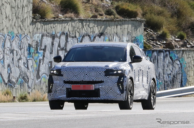 新型「アヴァンタイム」の可能性があるルノーの新型クーペSUVプロトタイプ(スクープ写真)