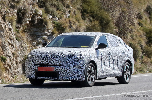 新型「アヴァンタイム」の可能性があるルノーの新型クーペSUVプロトタイプ(スクープ写真)