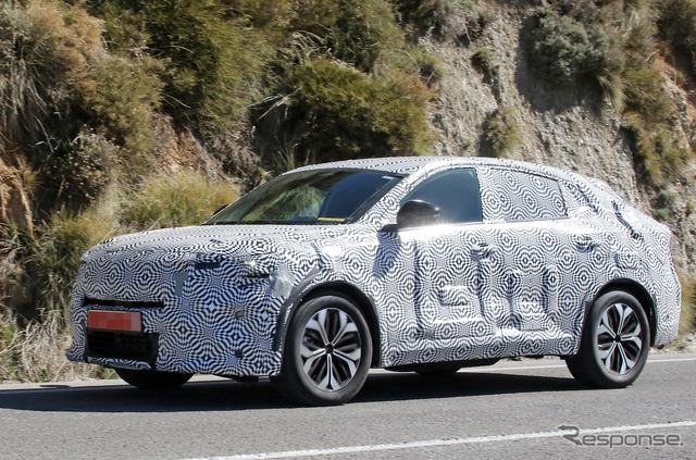 新型「アヴァンタイム」の可能性があるルノーの新型クーペSUVプロトタイプ(スクープ写真)