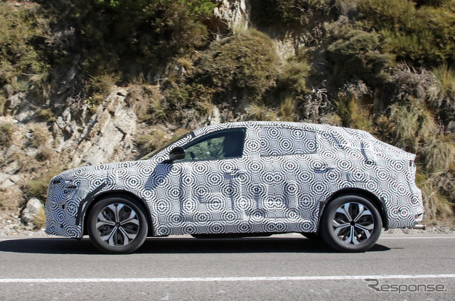 新型「アヴァンタイム」の可能性があるルノーの新型クーペSUVプロトタイプ(スクープ写真)