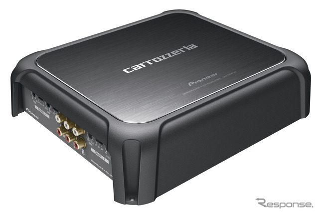 「ハイレベルインプット」を装備した外部パワーアンプの一例(カロッツェリア・GM-D8400)。