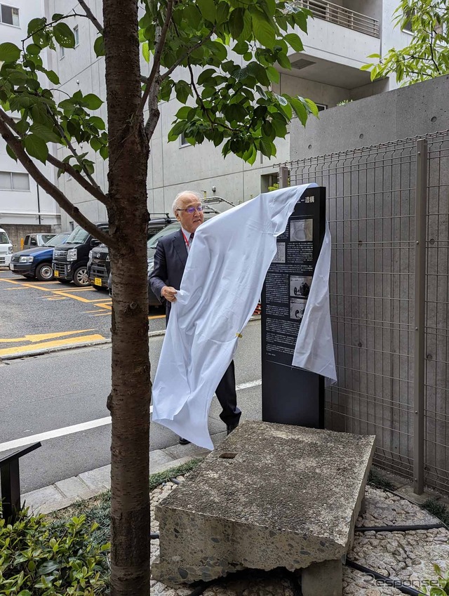 除幕をする藤本隆宏氏