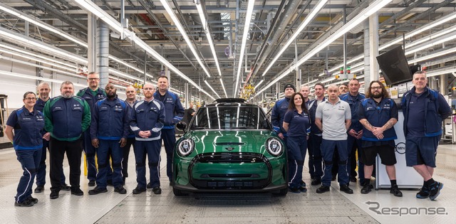 生産100万台目のMINI ハッチバック(3ドア)となった「クーパー SE」