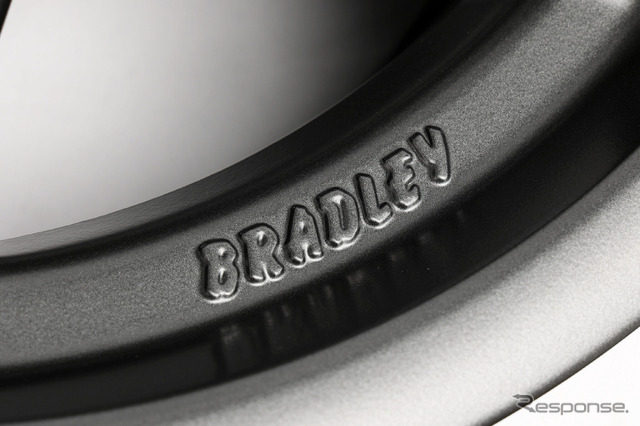 「BRADLEY」の鋳出し文字