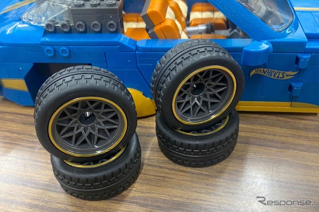 タイヤはゴム製で、トレッドパターンの造形も細かく再現