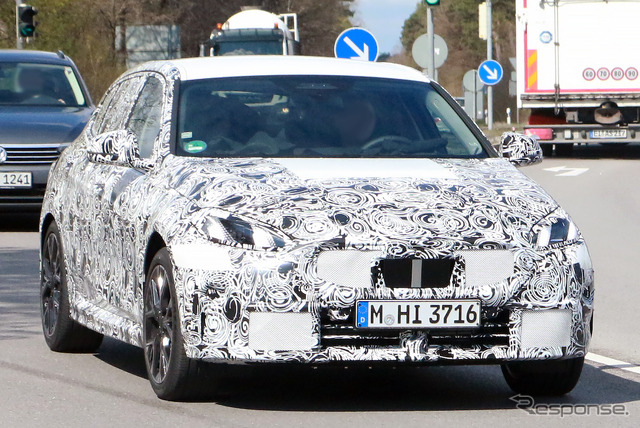 2024年に登場するBMW 1シリーズ 次期型のプロトタイプ(スクープ写真)