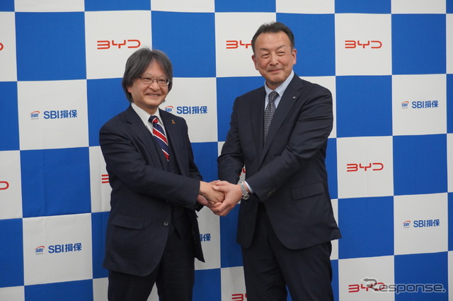 BYDオートジャパンの東福寺厚樹社長（右）とSBI損害保険の五十嵐正明社長