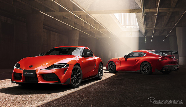 トヨタ GRスープラ プラズマオレンジ100エディション(左)とレース専用車のGRスープラGT4(右)