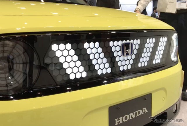 ホンダが「第27回 ESV国際会議」に展示したコンセプト車両。写真は対向して近づいてくる二輪車などに、コーションを出している様子。