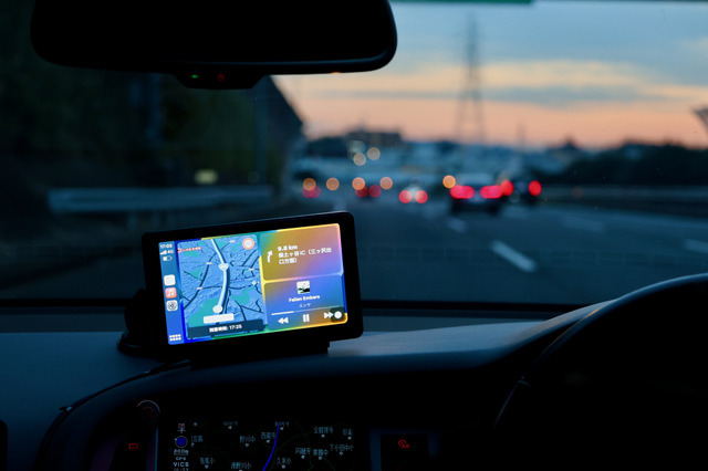 スマホをナビに使って捕まる前に 外付けCarPlayキットを取り付けて法遵守・快適ドライビング(村上タクタ)
