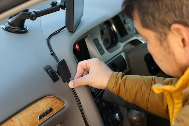 スマホをナビに使って捕まる前に 外付けCarPlayキットを取り付けて法遵守・快適ドライビング(村上タクタ)