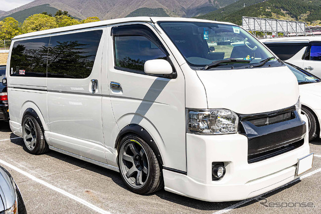 トヨタ ハイエース×レイズ グラムライツ 57DR-X
