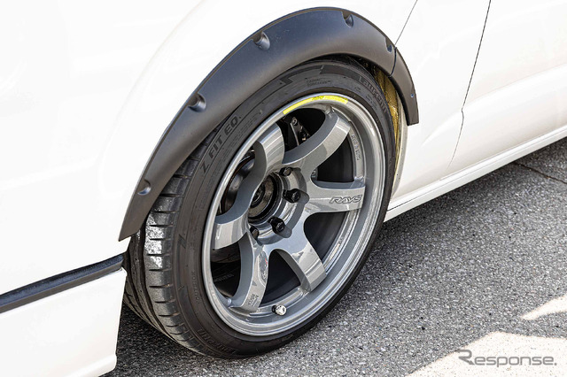 トヨタ ハイエース×レイズ グラムライツ 57DR-X