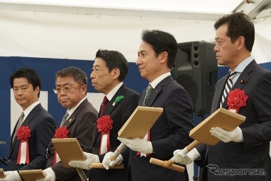 向かって左から3番目:福岡県の服部知事、4番目:北九州市の武内市長