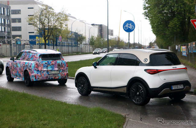 「スマート#1」(右)を引き連れてテストをおこなうMINI クロスオーバーEV 次期型プロトタイプ(左)