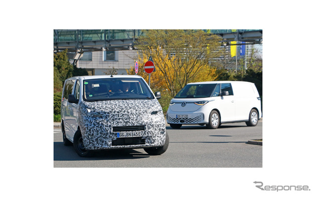 トヨタ プロエースシティ/ヴァーソ 改良新型と思われるプロトタイプ。後ろにはベンチマークとするVW ID.Buzzの姿も