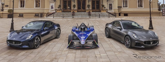 マセラティ・グラントゥーリズモ 新型の「フォルゴーレ」と「トロフェオ」。中央はフォーミュラEマシン
