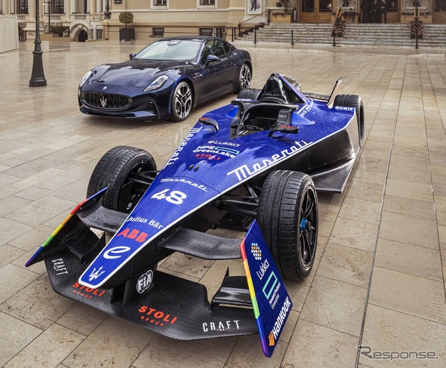 マセラティ・グラントゥーリズモ 新型の「フォルゴーレ」。手前はフォーミュラEマシン