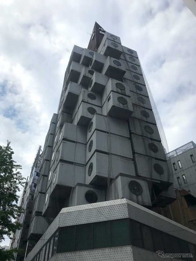解体前の中銀カプセルタワービル(南側から。2021年4月)