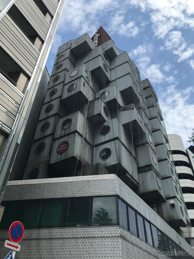 解体前の中銀カプセルタワービル(西側から。2021年4月)