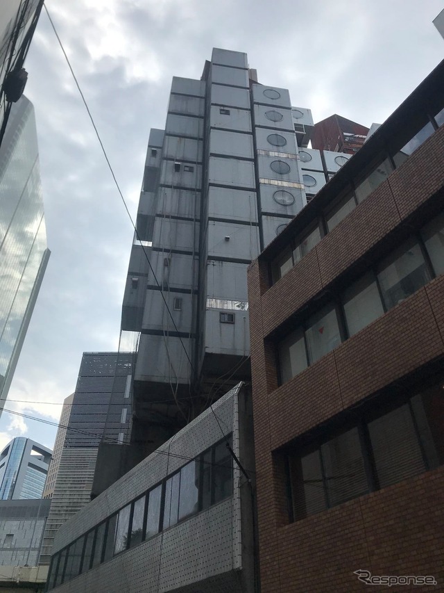 解体前の中銀カプセルタワービル(北東側から。2021年4月)