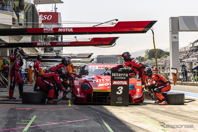 5位の#3 Niterra MOTUL Z(千代勝正/高星明誠)ピットストップの様子