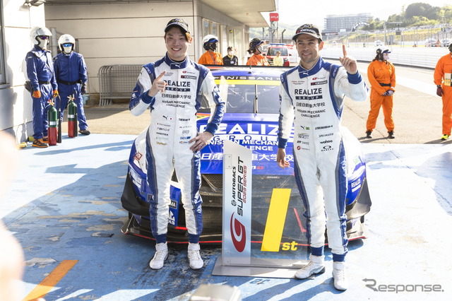 GT300クラス優勝の#56 リアライズ日産メカニックチャレンジGT-R、名取鉄平（左）とJP・デ・オリベイラ（右）