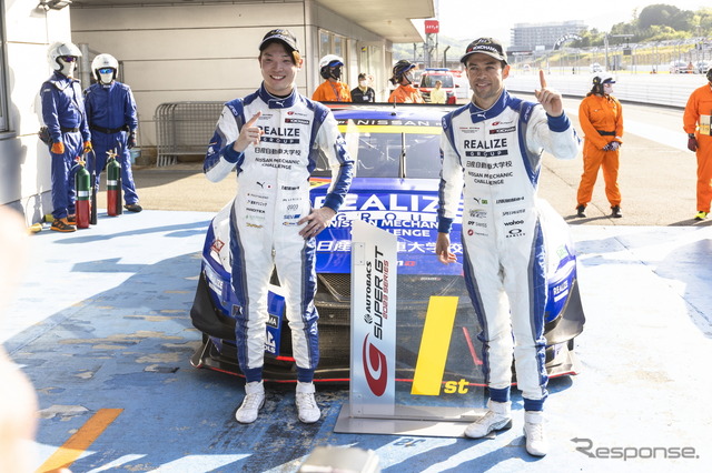 GT300クラス優勝の#56 リアライズ日産メカニックチャレンジGT-R、名取鉄平(左)とJP・デ・オリベイラ(右)