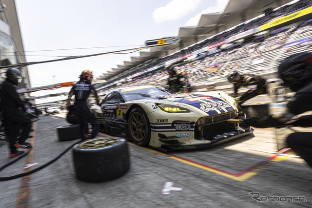 GT300クラス2位、#2 muta Racing GR86 GT(堤優威/平良響/加藤寛規)のピットストップシーン
