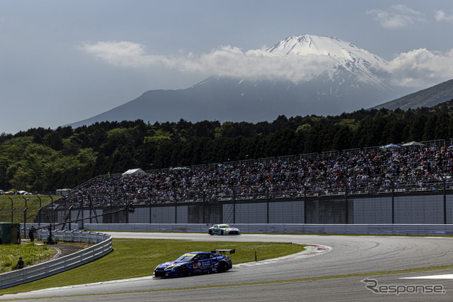 富士山をバックに走るSUPER GTマシン