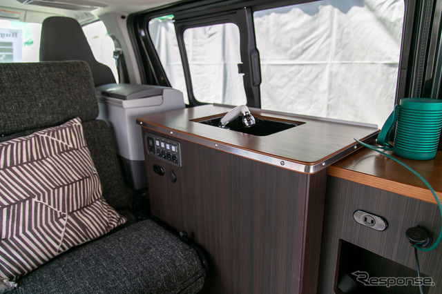 リーズナブルな「ハイエース」バンコン「Rugged VAN(ラギッドバン)」に若者たちが注目……神奈川キャンピングカーフェア